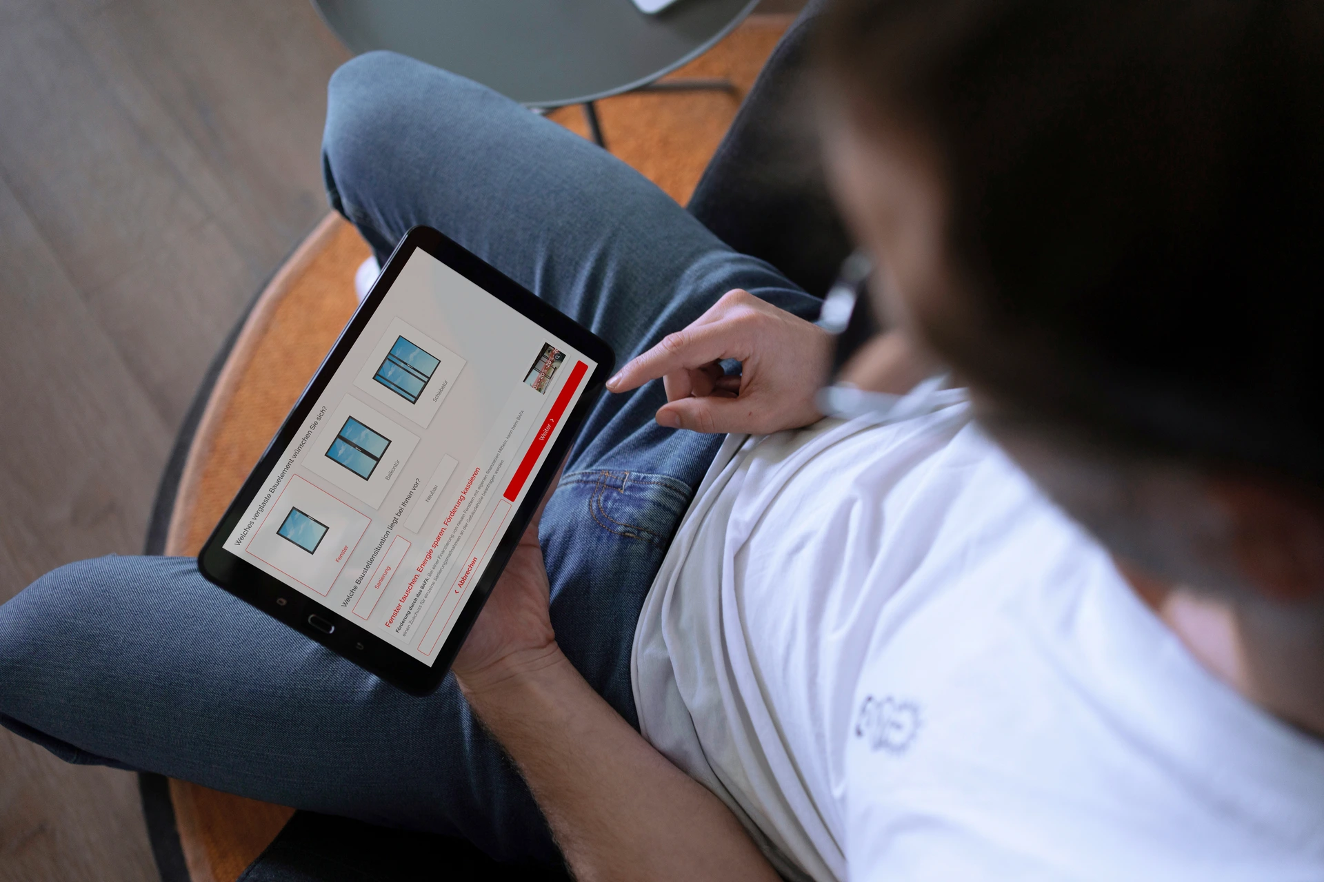 Mann nutzt Tablet für Fensterkonfiguration